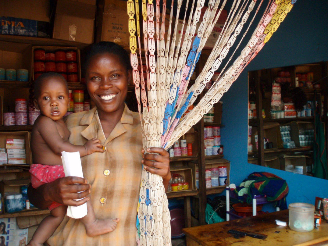 Mrs Bukunda in ihrem Lebensmittelladen