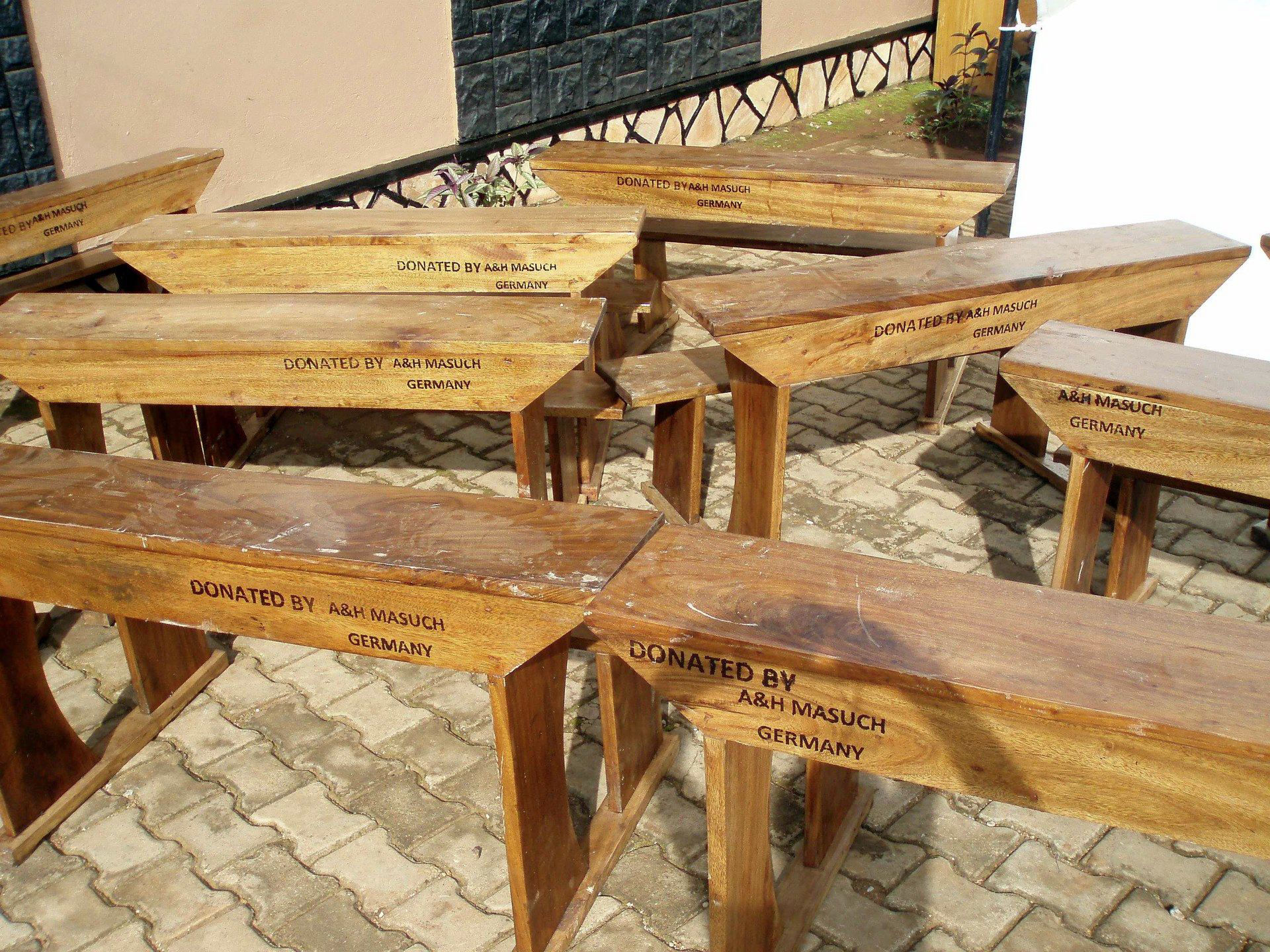 Neue selbstgezimmerte Schulbänke